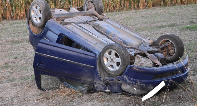 Dachowanie Toyoty. Poszkodowana matka z rocznym dzieckiem! 