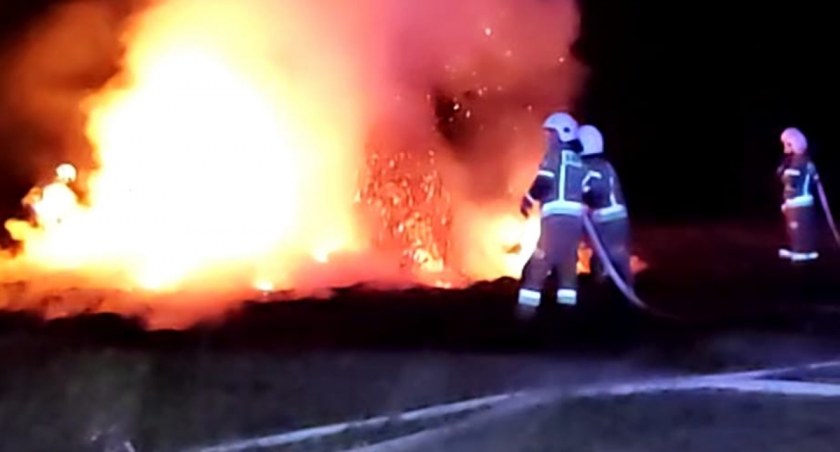 Pożar trafił kolejne bele słomy! Strażacy robili co mogli (ZDJĘCIA) 