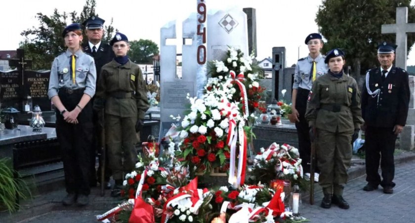 Uroczystości przy Krzyżu Katyńskim w Łukowie. Pamiętamy o sowieckiej napaści na Polskę (ZDJĘCIA) 