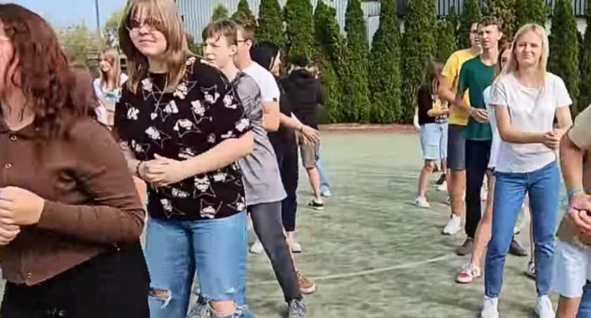 Roztańczeni uczniowie Zespołu Szkół nr 2 w Łukowie. Takie rzeczy robią na przerwach! (WIDEO) 