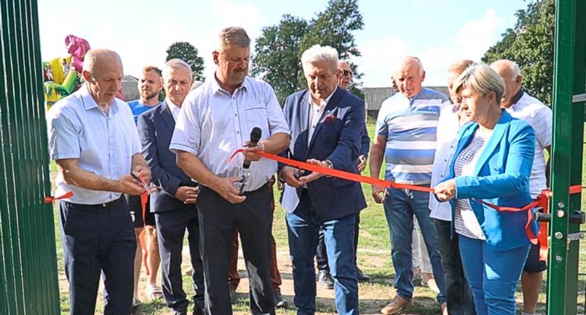 Nowe boisko w Wólce Domaszewskiej oficjalnie otwarte. Pieczony prosiak i grad goli! (WIDEO) 