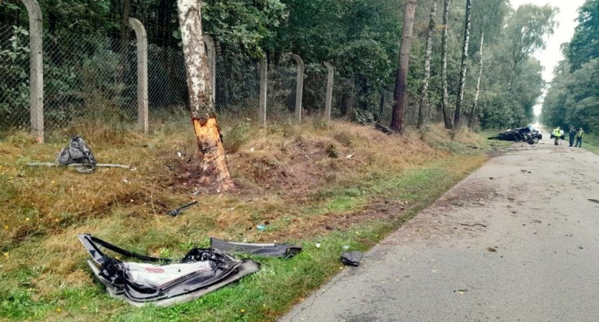 Tragedia na drodze powiatowej.  21-latek ginie w tragicznym wypadku. Jechał bez pasów!