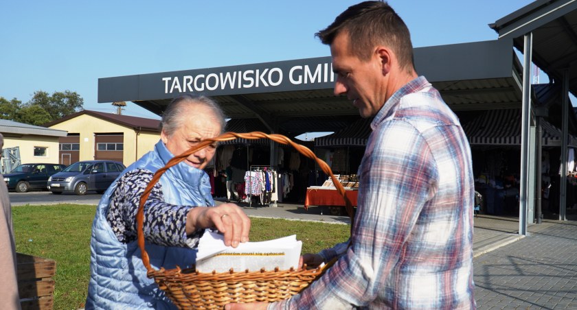 Paweł Sosnowski z Trzeciej Drogi rozmawiał z mieszkańcami Trzebieszowa o propozycjach dla Seniorów (ZDJĘCJA)