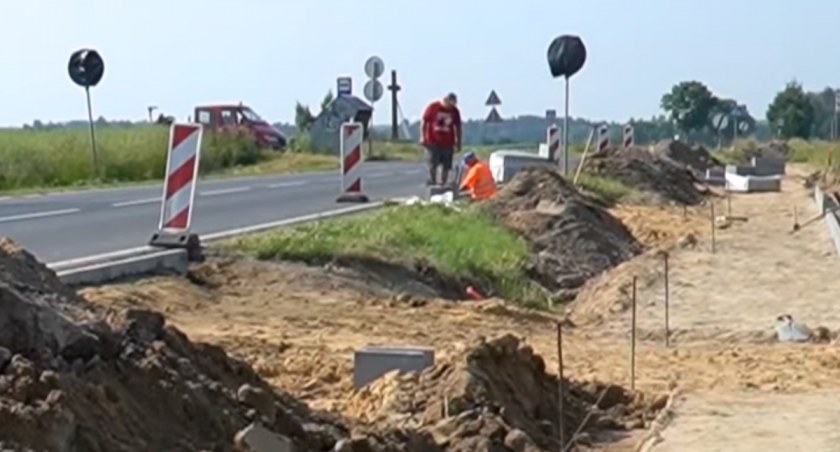 Będą nowe chodniki w powiecie łukowskim. Zobacz gdzie poprawi się bezpieczeństwo! 