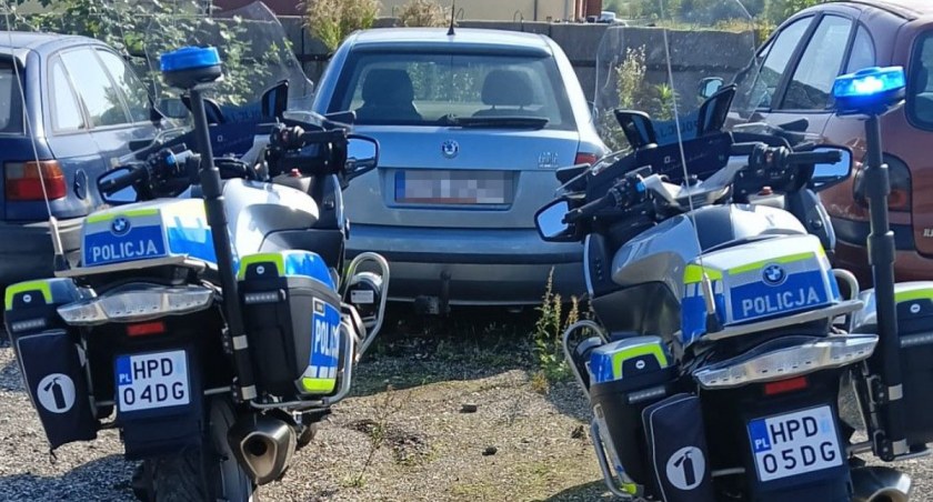 PIJANY PRZYJECHAŁ DO SKLEPU I… ZASNĄŁ NA TRAWNIKU