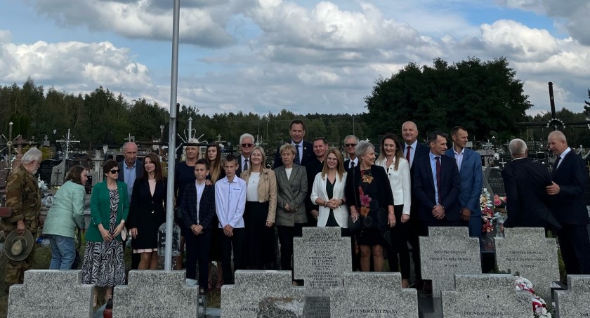 Kwiaty na grobach bohaterów Gminy Stoczek Łukowski (ZDJĘCIA)
