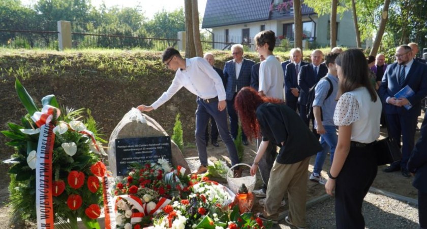 Tablica upamiętniająca Ofiary akcji Reinhardt odsłonięta w Serokomli (WIDEO)