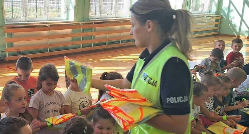 Policjanci z Łukowa uczą dzieci jak bezpiecznie pokonać drogę do szkoły 