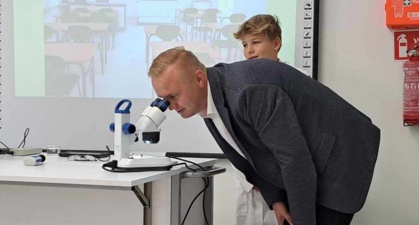 Szkoła w Woli Gułowskiej ma nowoczesną Ecopracownie. Dlaczego wójt patrzy w mikroskop? (GALERIA) 