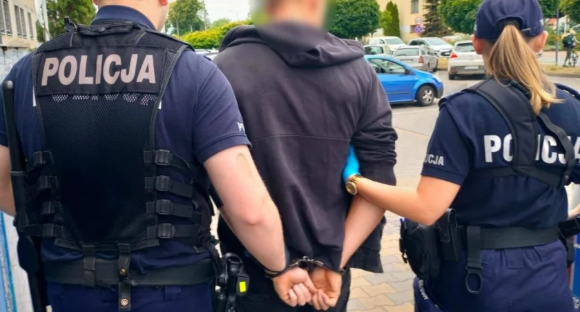 Wandal zniszczył smartfon, złodziej ukradł tablicę rejestracyjną na os. Unitów Podl. w Łukowie