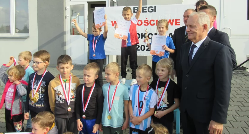 Wielki bieganie w Serokomli. Ponad setka uczestników na starcie Biegów Wolnościowych (WIDEO + ZDJĘCIA) 