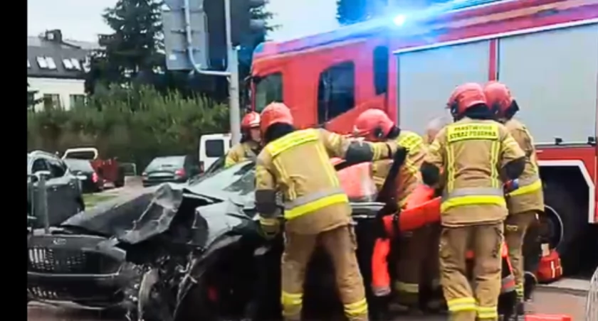 GROŹNY WYPADEK W CENTRUM ŁUKOWA. KIEROWCA Z OBRAŻENIAMI! 