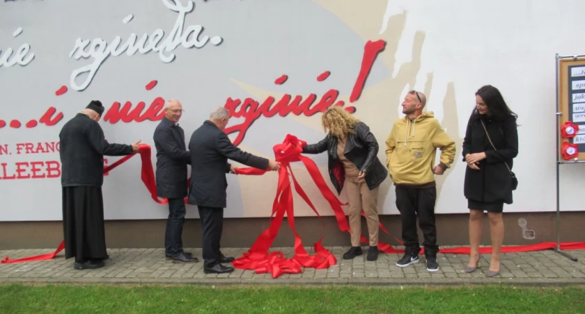 Mural gen Kleeberga zdobi Zespół Szkół w Serokomli (WIDEO)