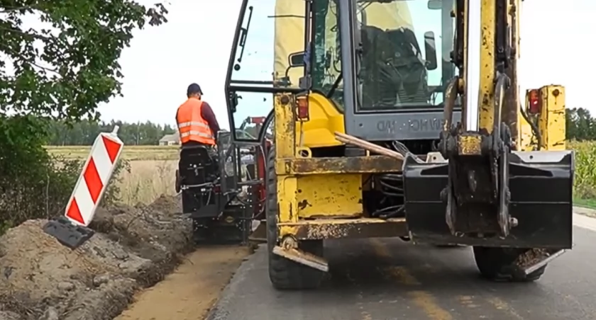 Gmina Łuków kontynuuje prace na drogach - Remont fragmentu Jeziory - Gołąbki na celowniku