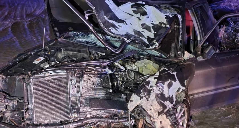 Tragiczny wypadek pod Łukowem. Kierowca uwięziony w samochodzie! 