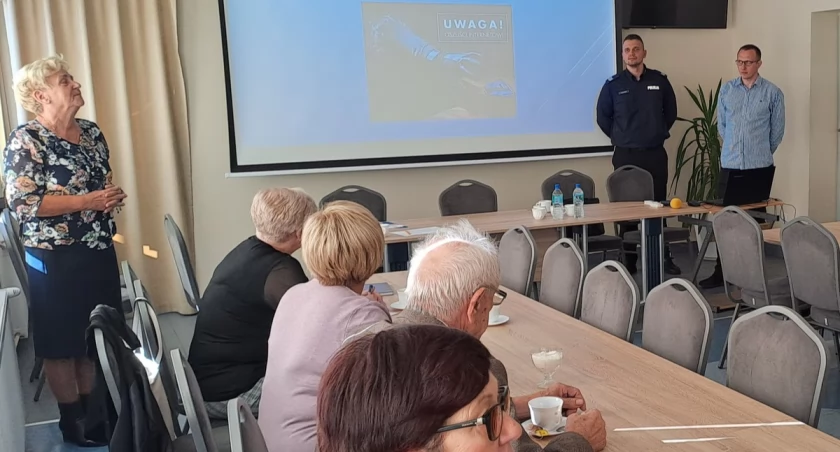 SENIORZY DOWIEDZIELI SIĘ JAK NIE PAŚĆ OFIARĄ OSZUSTÓW! POLICJANCI Z ŁUKOWA NA WYKŁADACH 