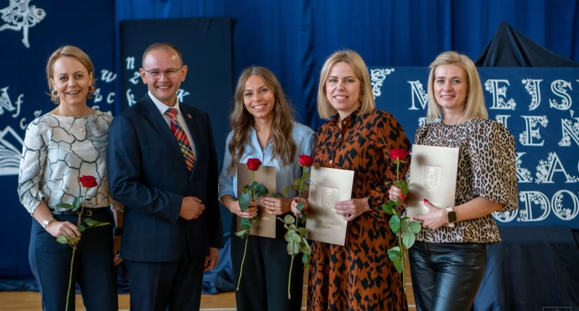 NAJLEPSZE ŻYCZENIA DLA NAUCZYCIELI Z ŁUKOWA. DZIEŃ EDUKACJI W PIĄTCE (ZDJĘCIA) 