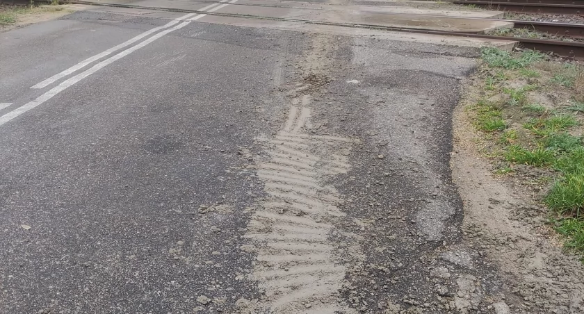 Beton na drodze. Szybka interwencja strażaków zażegnała niebezpieczeństwo! 