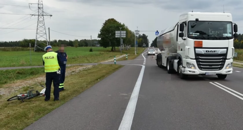 Pijany rowerzysta wjechał pod ciężarówkę na DK 63 (WIDEO) 
