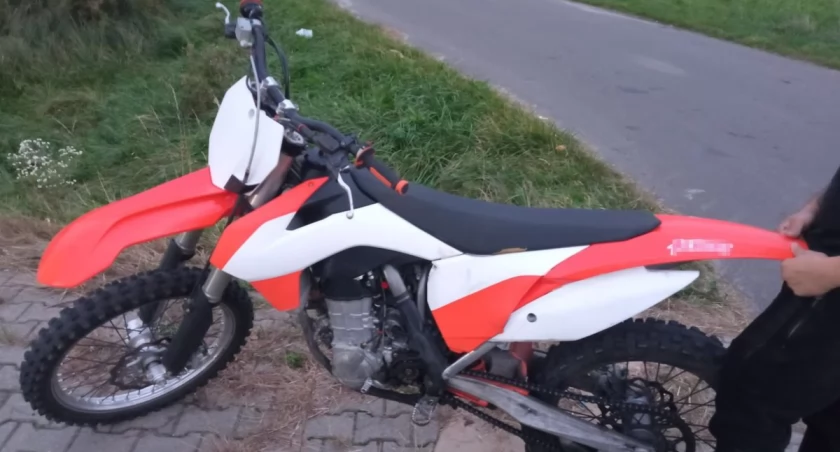 20-latek zatrzymany za nieodpowiedzialne kierowanie motocyklem: Alkohol, brak uprawnień i więcej