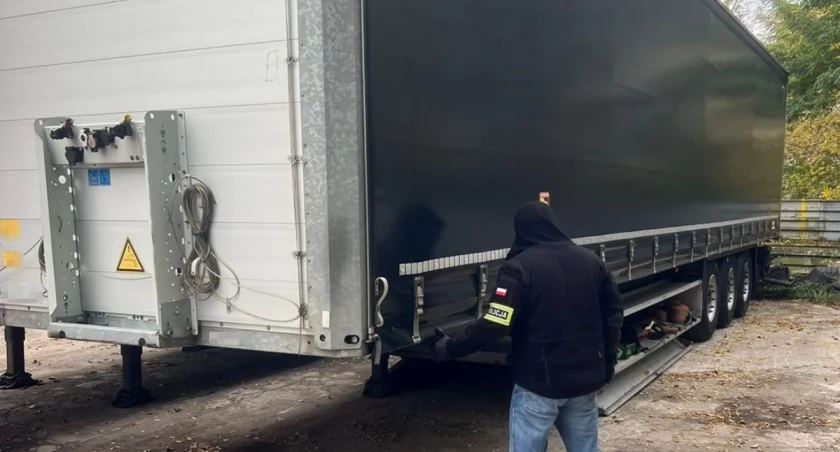 Złodzieje ukradli naczepę wartą 100 tys, zł. Policja już ich mają! 