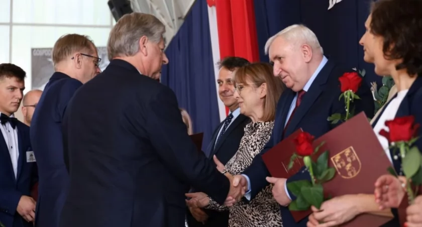 Starosta Dariusz Szustek wyróżnił 37 pedagogów z Powiatu Łukowskiego (ZDJĘCIA)
