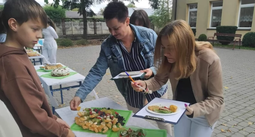 EKO-Piknik: Degustacja ekologicznych potraw i produktów na Zespole Szkolno-Przedszkolnym w Adamowie