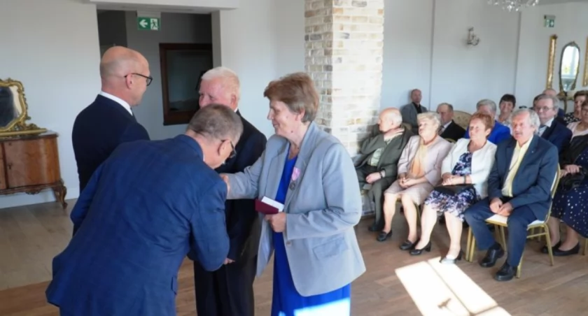 Idą razem przez życie od 50 lat. Piękne święto małżonków z Gminy Łuków!  (WIDEO)