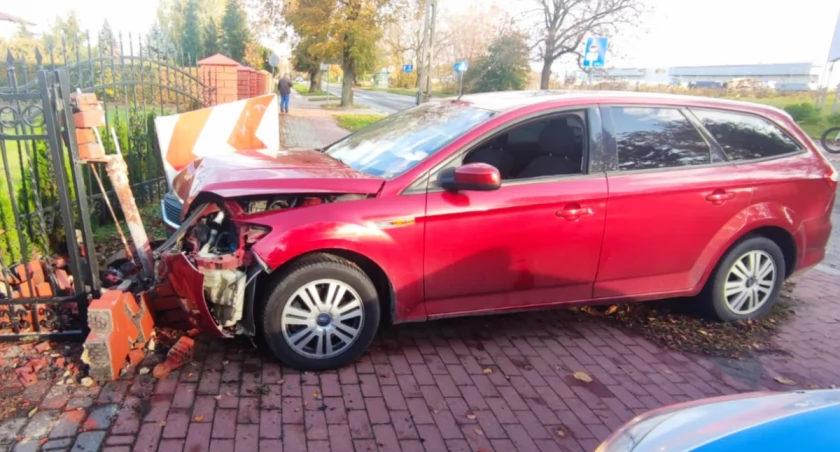 Wypadek: Nietrzeźwy kierowca niszczy ogrodzenie i samochód