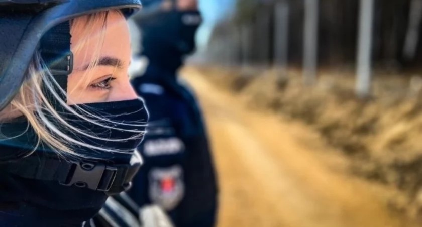 28-latek ukrył się pod belami słomy! Spektakularna akcja policji!