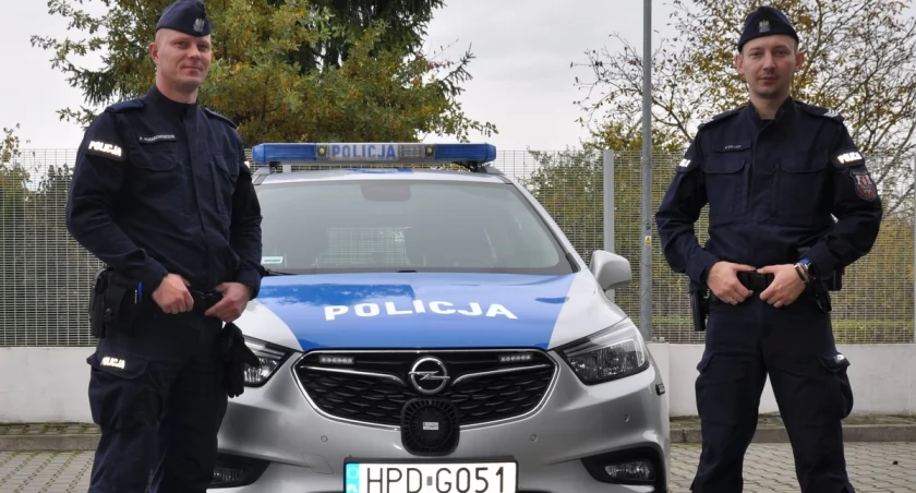 Bohaterscy Policjanci gaszą pożar naczepy z bydłem!