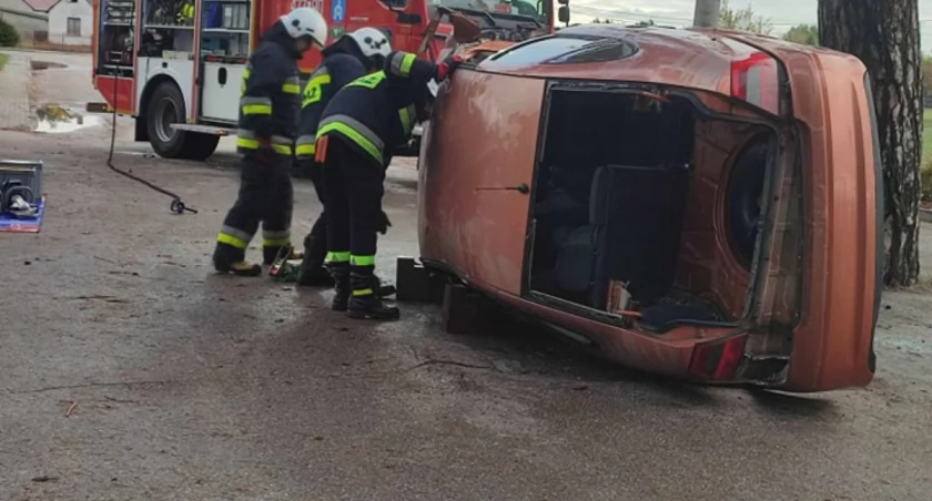 Po wypadku opel leżał na boku. Dwie osoby ranne! Strażacy ruszyli na pomoc 