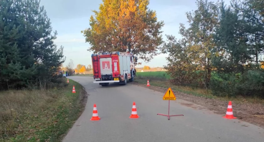 Dachowanie osobówki w Teodorowie! Autem podróżowały cztery osoby! 