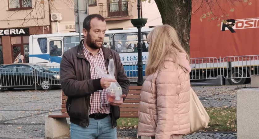 Biało-Czerwone Znicze dla przechodniów: Inicjatywa stowarzyszenia Alternatywa dla Łukowa na Dzień Wszystkich Świętych