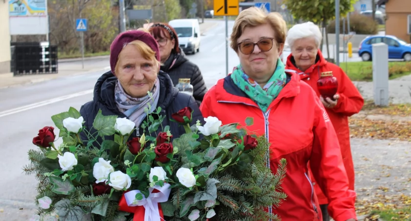 Członkowie Klubu Seniora w Stoczku Łukowskim dla upamiętnienia Kapitana 