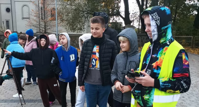Młodzież w Trzebieszowie uczyła się latać dronem. Świetne Warsztaty w GOK! (ZDJĘCIA) 