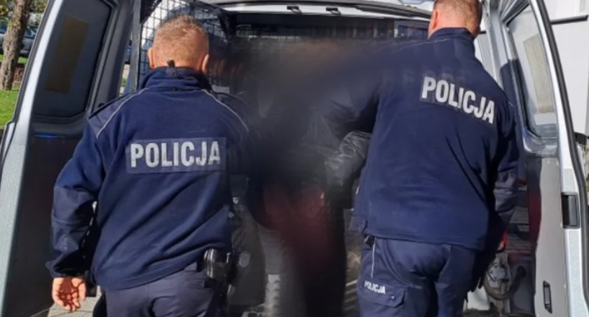 Siedziała na ławce i piła alkohol. Pod opieką miała noworodka! 