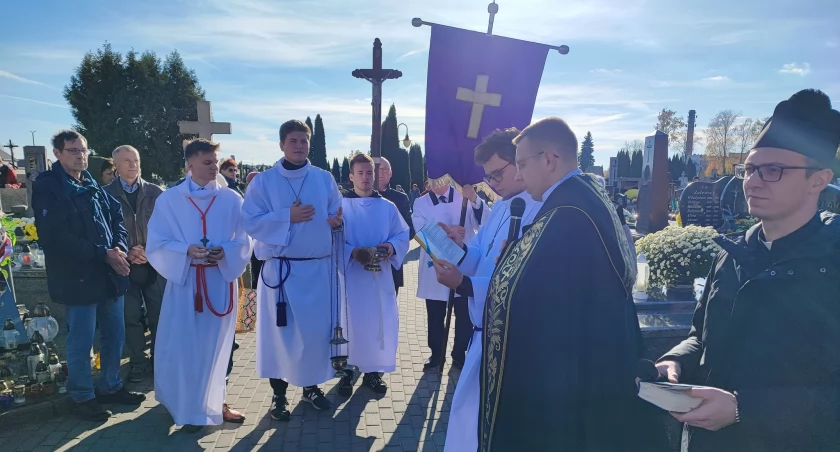 Wierni wzięli udział w Procesji na cmentarzu św. Rocha w Łukowie (ZDJĘCIA)
