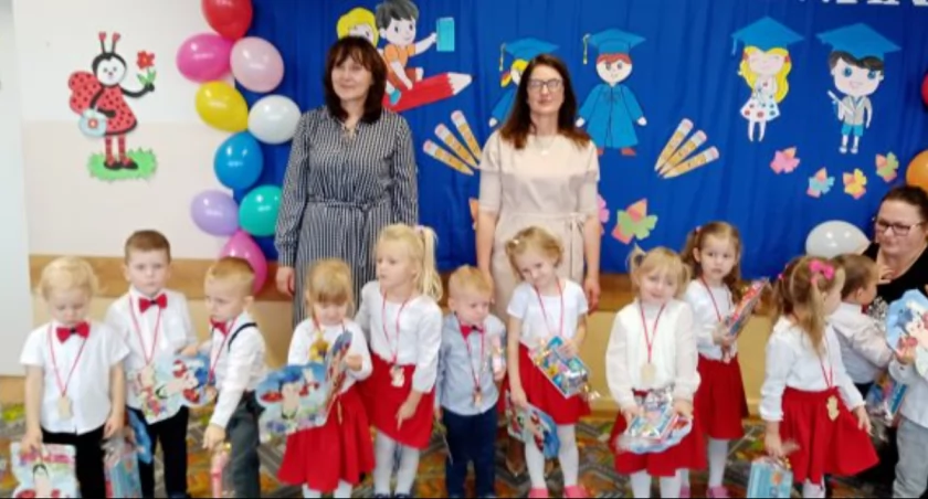 Biedronki już po ślubowaniu. Piękna uroczystość w Szkole nr 5 w Łukowie (WIDEO)