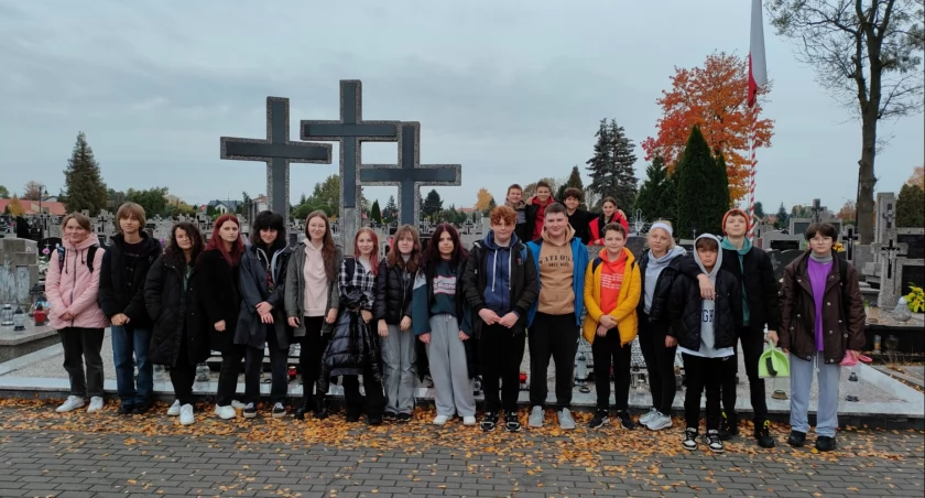 Opieka nad nagrobkami i Znicz Pamięci: Uczniowie Zespołu Szkół nr 3 w Łukowie pielęgnują polską historię i tradycje.