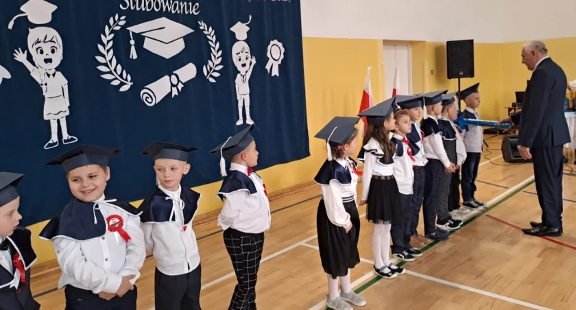 Pierwsze ślubowanie i pasowanie na ucznia - uroczystości w Sarnowie dla pierwszoklasistów (ZDJĘCIA()