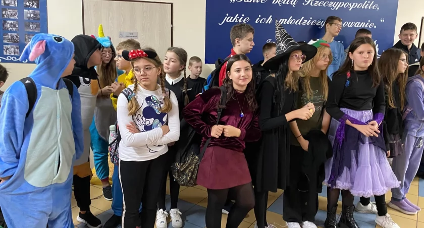 Światowy Dzień Postaci z Bajek w Zespole Szkół w Gołaszynie: wyjątkowe wydarzenie, wyjątkowe .. (ZDJĘCIA) 