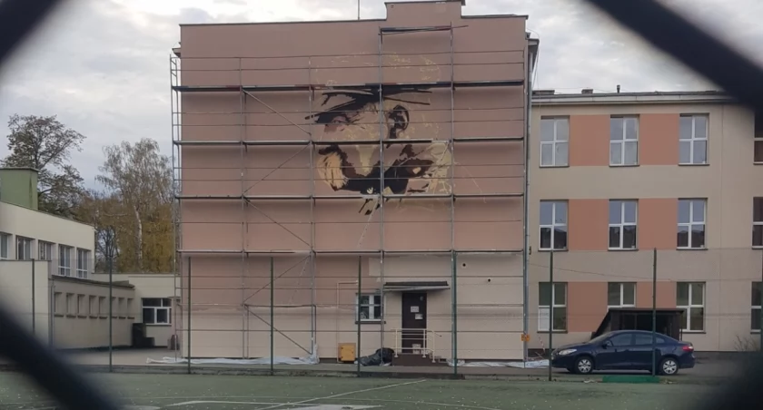 Adam Kopeć - wybitny artysta tworzy monumentalny mural z wizerunkiem Marszałka Piłsudskiego dla Łukowa