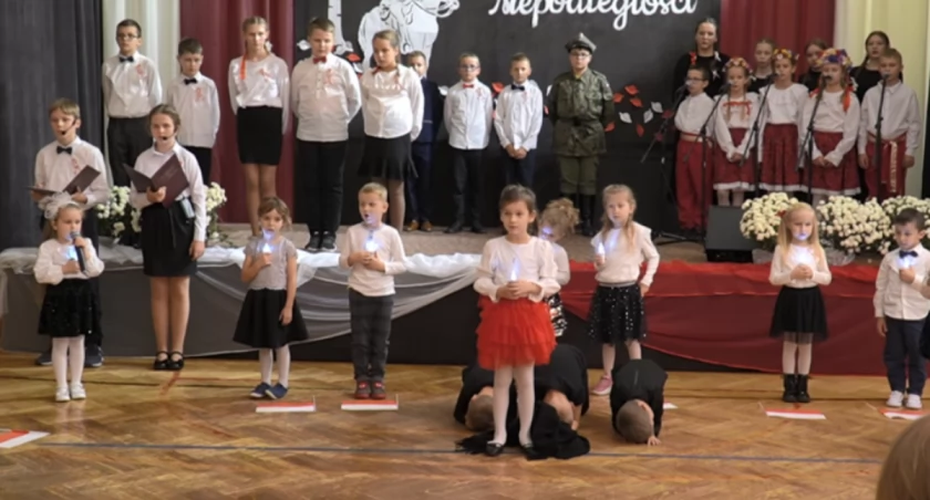 Przypomnienie o Drodze do Wolności: Przedszkolaki z Wólki Domaszewskiej wzruszyły serca widzów z okazji Święta 11 listopada 