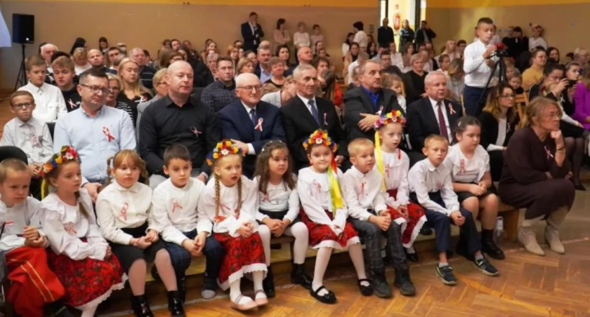 Patriotyczny wieczór w Szkole Podstawowej im. Św. Jana Pawła II w Wólce Domaszewskiej 