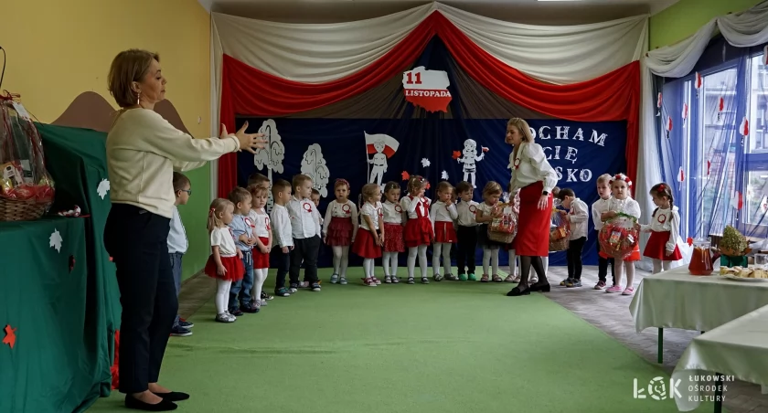 Łukowski Uniwersytet Trzeciego Wieku (ŁUTW) uczestniczy w obchodach Święta Niepodległości w Przedszkolu nr 2 w Łukowie