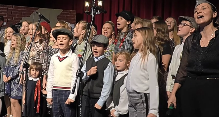 Koncert Ferajna 44 - dzieci, młodzież i seniorzy z Gminy Stoczek Łukowski świętują Niepodległość (WIDEO)