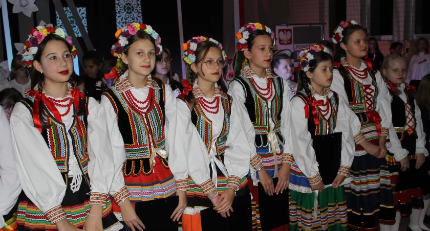 Koncert patriotyczny w Zespole Szkół w Staninie - jednoczenie społeczności w duchu patriotyzmu (WIDEO)