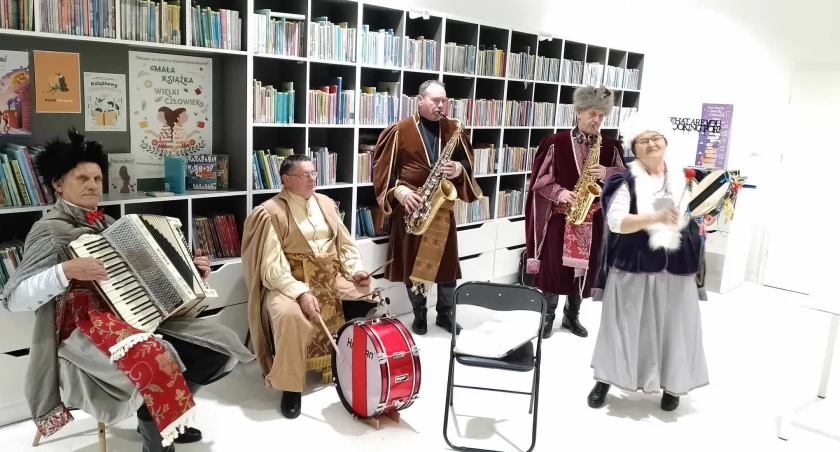Potupajka w Adamowie. Wielk sukces biblioteki i lokalnych artystów