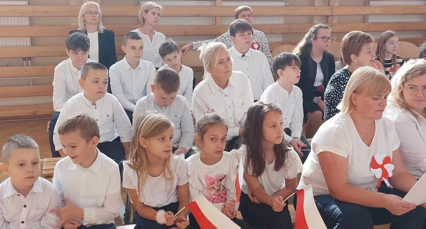 Narodowe Święto Niepodległości w Mysłowie - Szkoła Podstawowa im. ks. Jana Twardowskiego hołduje historii Polski